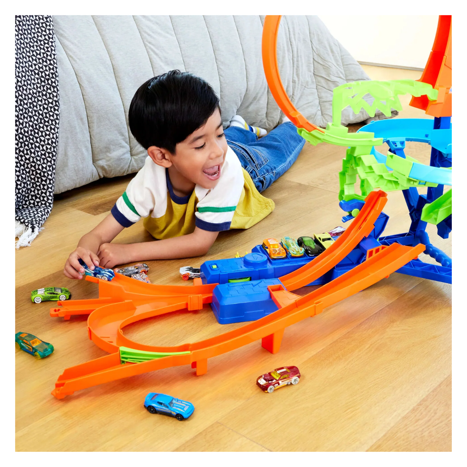 Hot Wheels Stunt Tracks Mid-Air Crash Collision Playset Ages 5+ New Toy