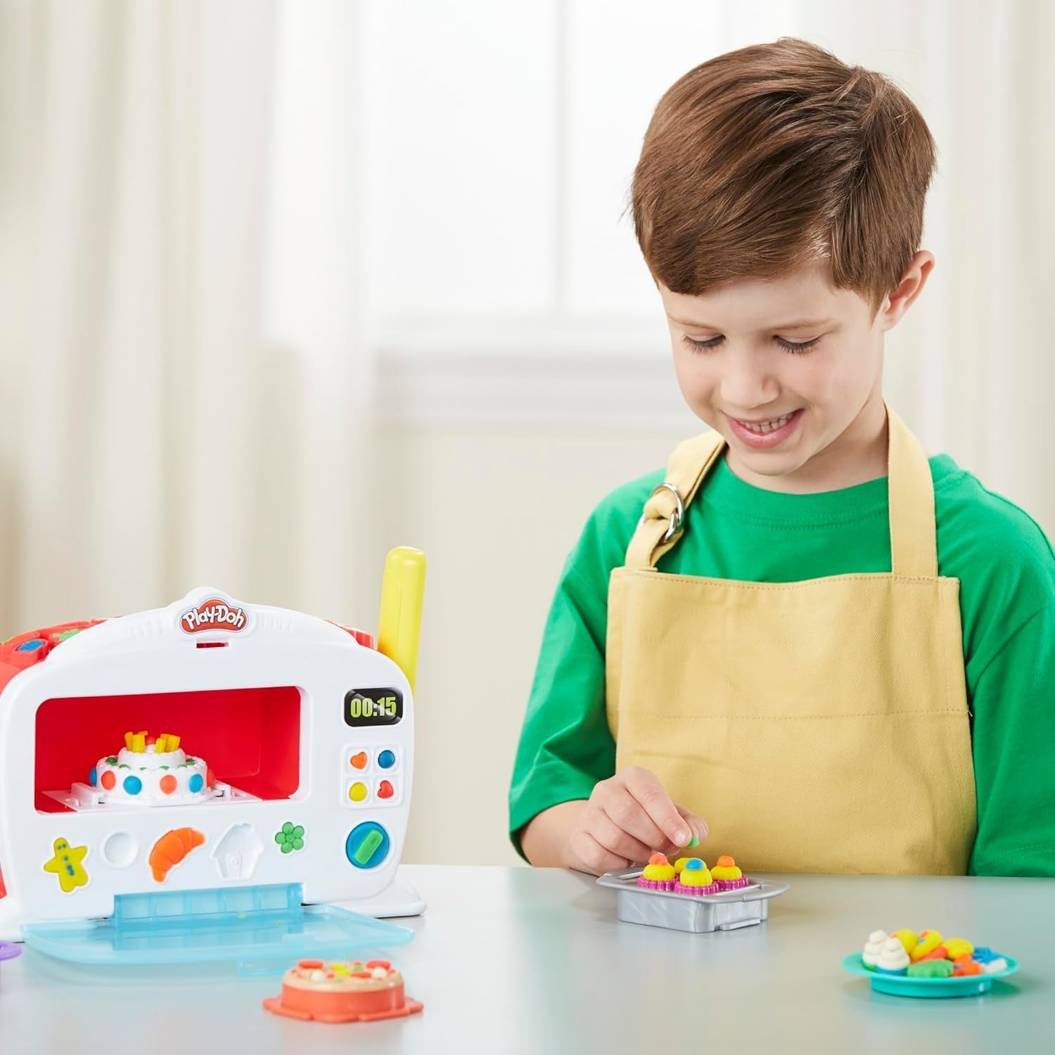 Play-Doh Kitchen Creations Magical Oven Set with 6 Tubs of Dough Ages 3+
