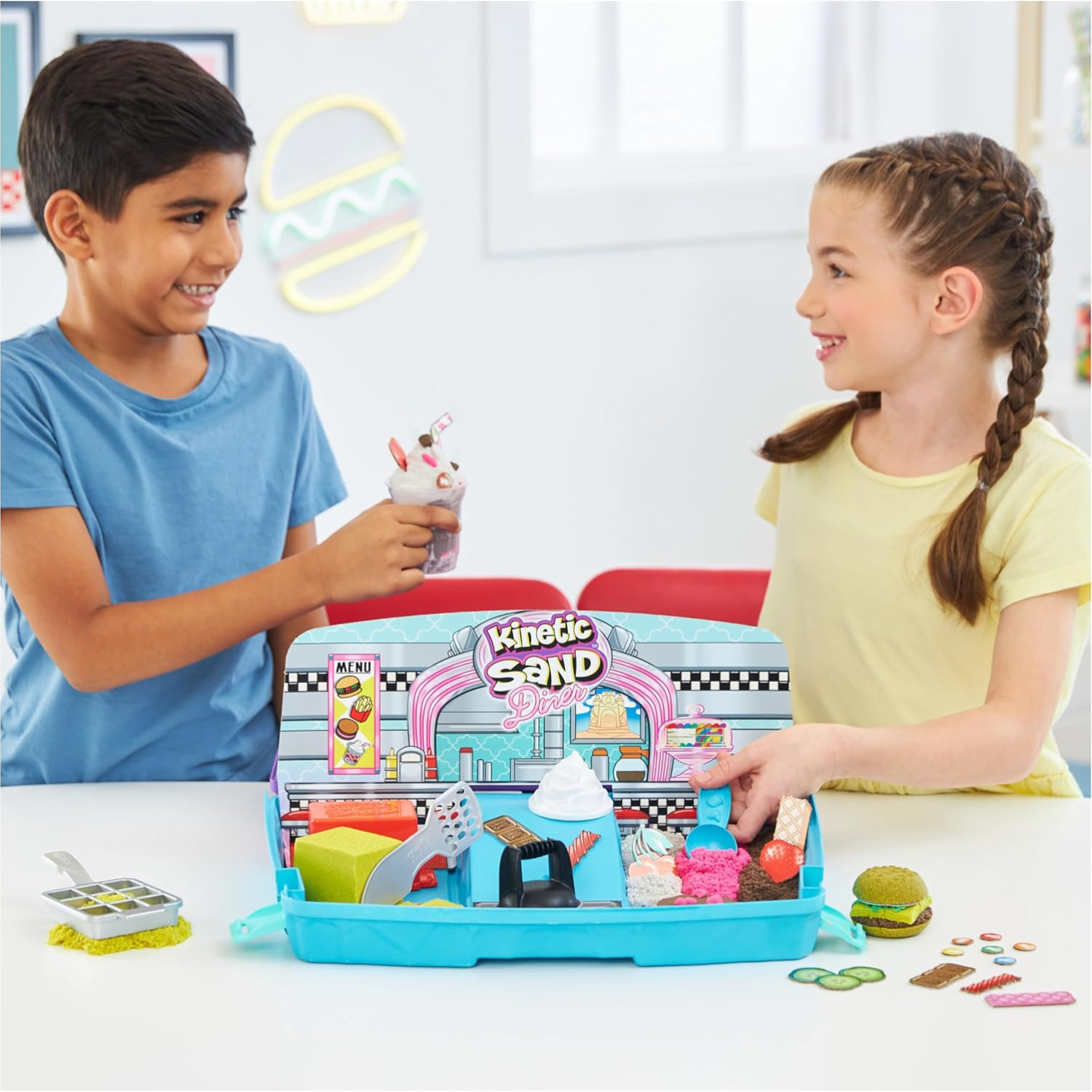 Kinetic Sand Grill N’ Scoop Diner Playset 2lbs Color Sand 27 Tool Folding