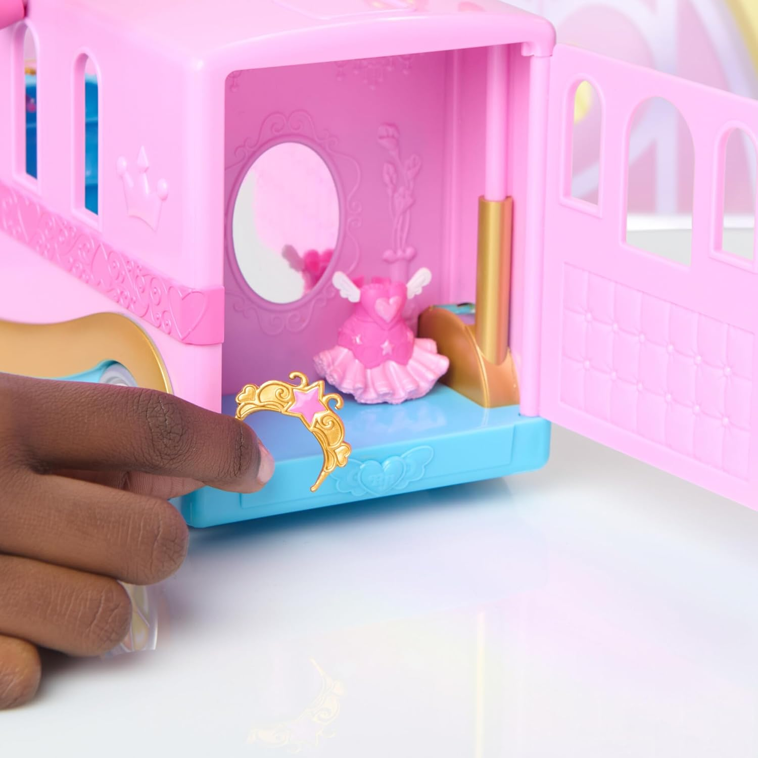Royale High Styling Bus Official Playset with Doll Accessories Kids Toy Ages 3+